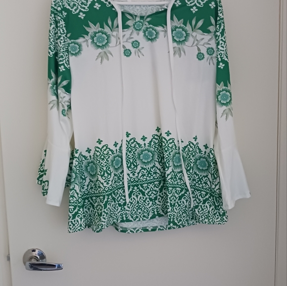 XL Elegant Beautiful Professional Work Tops - Picture 2 of 10